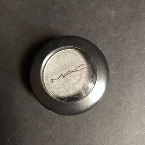 🌿 Mac Eyeshadow (silver ring)